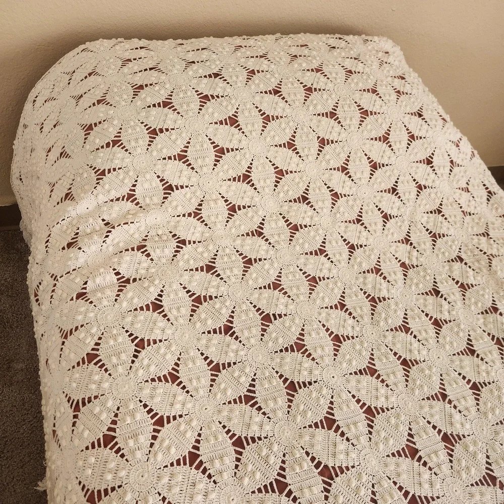 Vintage crochet bedspread‎